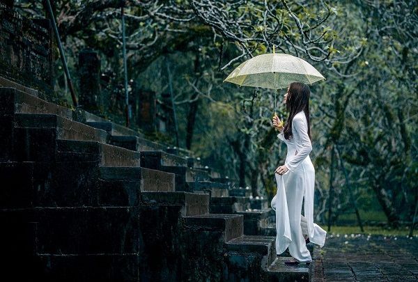 Capture the practical beauty of Hue clothing for monsoons